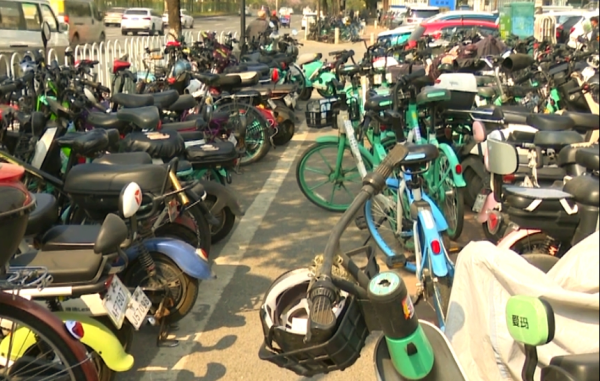 富明配资 “小充电桩”撬动“大民生”——鹤龙街以智慧化管理破解电动自行车安全难题