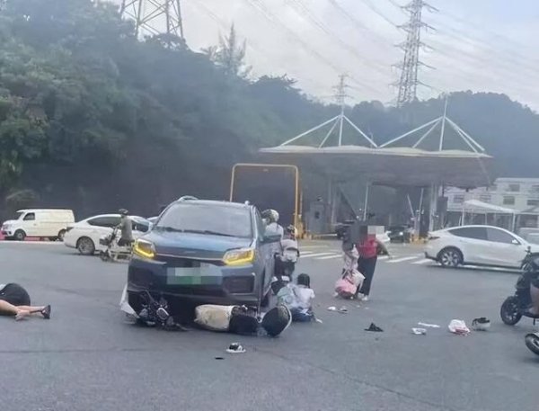 易宝配资 广州白云区一车辆撞倒两辆穿马路送孩子上学的电动车，家长建议加装红绿灯